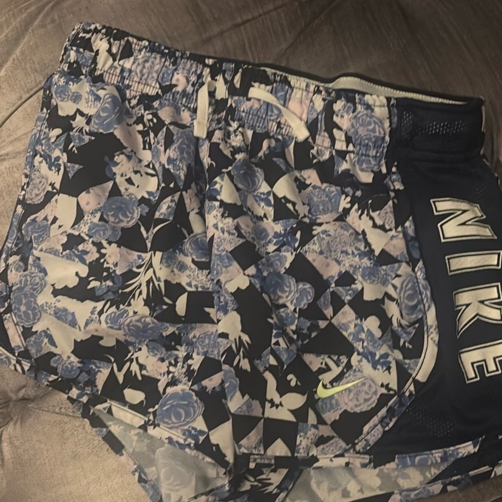 The Nike One Tight Fit 3-piece NWT - Picture 3 of 4
